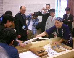 上條勝先生による鉋の薄削り体験